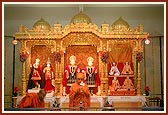 Swamishri performs arti of Thakorji