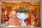 Swamishri blesses the assembly