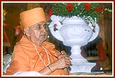 Swamishri blesses the assembly