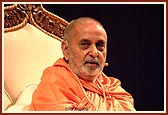 Swamishri blesses the satsang assembly