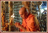 Swamishri performs arti