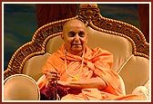 Swamishri in a joyous mood during a satsang assembly&nbsp;&nbsp;