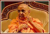 Swamishri blesses the satsang assembly