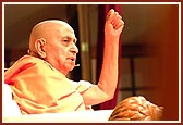 Swamishri blesses the satsang assembly