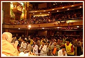 Devotees having darshan of Swamishri