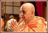 Devotees having darshan of Swamishri