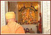 Swamishri does darshan of deities at the Dhirubhai Ambani Knowledge City (DAKC)