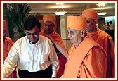 Shri Mukesh Ambani sees Swamishri to his car