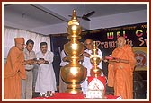 Swamishri performs kalash pujan