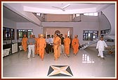 Swamishri sanctifies prayer hall