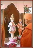 Swamishri performs pratishtha of Shri Akshar Purushottam Maharaj in the school prayer hall