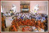 Swamishri performs arti of Thakorji in the school prayer hall