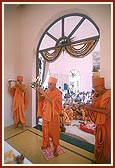 Swamishri performs arti of Thakorji in the school prayer hall