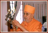 Swamishri performs arti of Thakorji in the school prayer hall