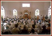Swamishri performs arti of Thakorji in the school prayer hall