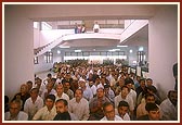 Swamishri performs arti of Thakorji in the school prayer hall