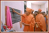 Swamishri performs pujan of a plaque and inaugurates the school