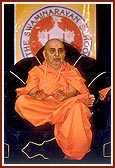 Swamishri blesses the assembly