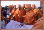 Swamishri observes plans for the project