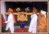 Shri Harikrishna Maharaj is honored