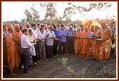 &nbsp;Swamishri performs bhumipujan rituals for the mandir and school project