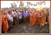  Swamishri performs bhumipujan rituals for the mandir and school project