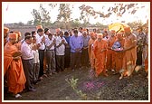 &nbsp;Swamishri performs bhumipujan rituals for the mandir and school project