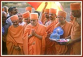 Swamishri performs bhumipujan rituals for the mandir and school project