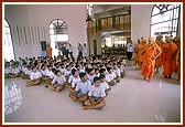 Swamishri blesses children of The Swaminarayan School