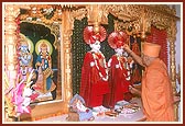 Swamishri performs pujan of Shri Akshar Purushottam Maharaj 