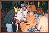 Swamishri blesses cricketer Parthiv Patel