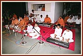 BAPS children sing bhajans in Swamishri's puja