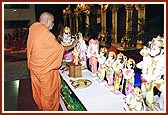 Swamishri performs pujan rituals of deities