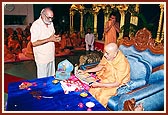 Swamishri inaugurates 'Swamini Vato' in Hindi
