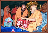 Swamishri inaugurates a Hindi publication 'Bhagwan Swaminarayan'