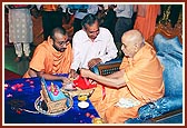  Swamishri inaugurates vcd of 'Sanskrutik Virasat' cultural program