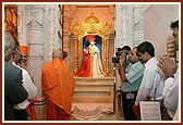 Swamishri engaged in darshan of Ghanshyam Maharaj