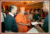 Swamishri views the certificate printing area