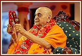 Swamishri plays the kartals during the kirtan, Vadtal Gaame Fulavadiye Re…