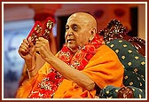 Swamishri plays the kartals during the kirtan, Vadtal Gaame Fulavadiye Re…