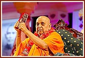 Swamishri plays the kartals during the kirtan, Vadtal Gaame Fulavadiye Re…