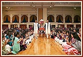 Thakorji enters in a beautiful decorated palanquin carried by Bal Karyakars