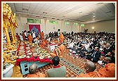 Swamishri performs the arti