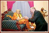 Mayor of Luton, Michael Dolling, garlands Swamishri