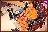 Swamishri plays a small violin