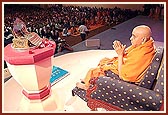 Swamishri performs mantra pushpanjali