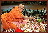 Ghansyhamcharan Swami performs the mahapuja vidhi