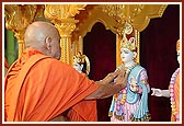 Swamishri performs the murti-pratishta vidhi