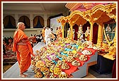 Swamishri performs murti-pratishtha arti