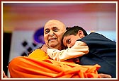A young child shows his love for Swamishri